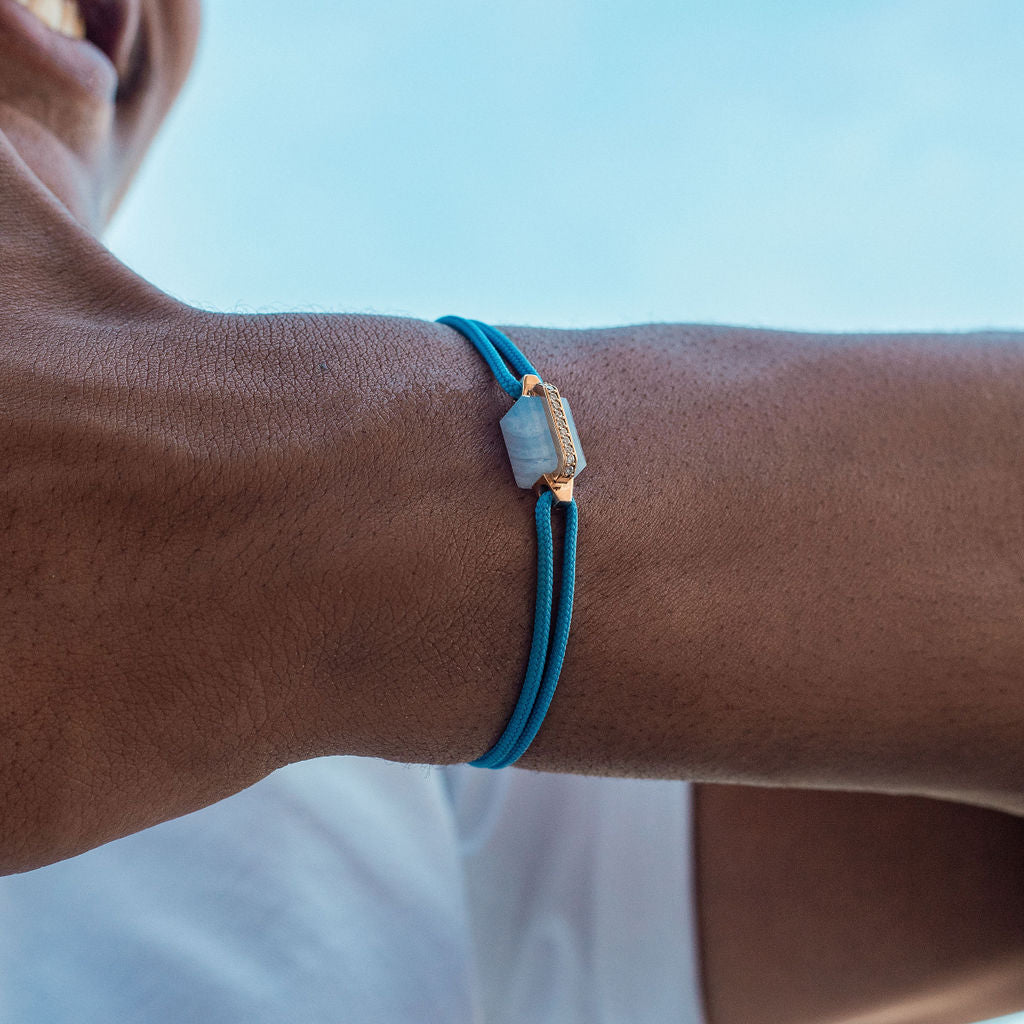 Bracelet or jaune, diamants et calcédoine bleue